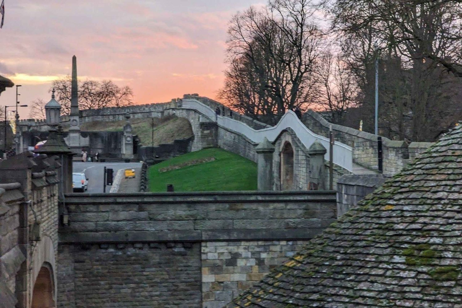 Descubre el legado de York: Audioguía en la aplicación por las murallas de la ciudad