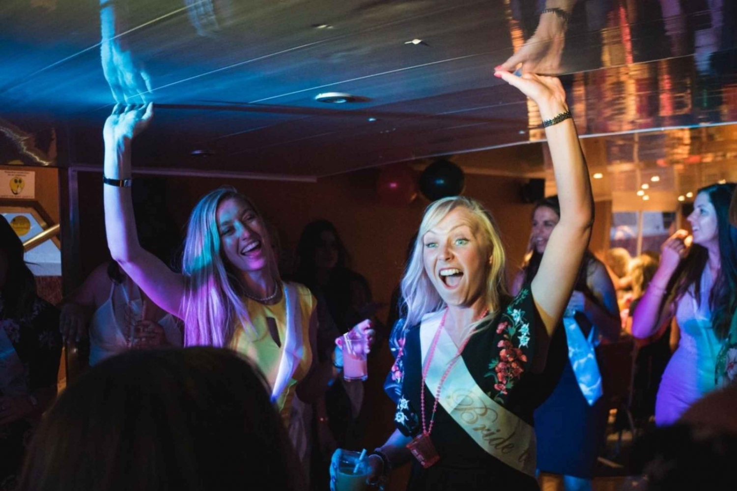 York: Party Cruise med välkomstdrink, middag och DJ-musik
