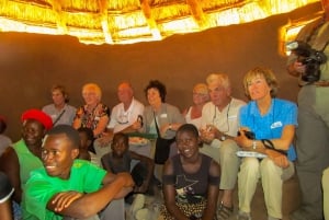 Au départ de Victoria Falls : Randonnée à Batoka et visite du village de Ndebele