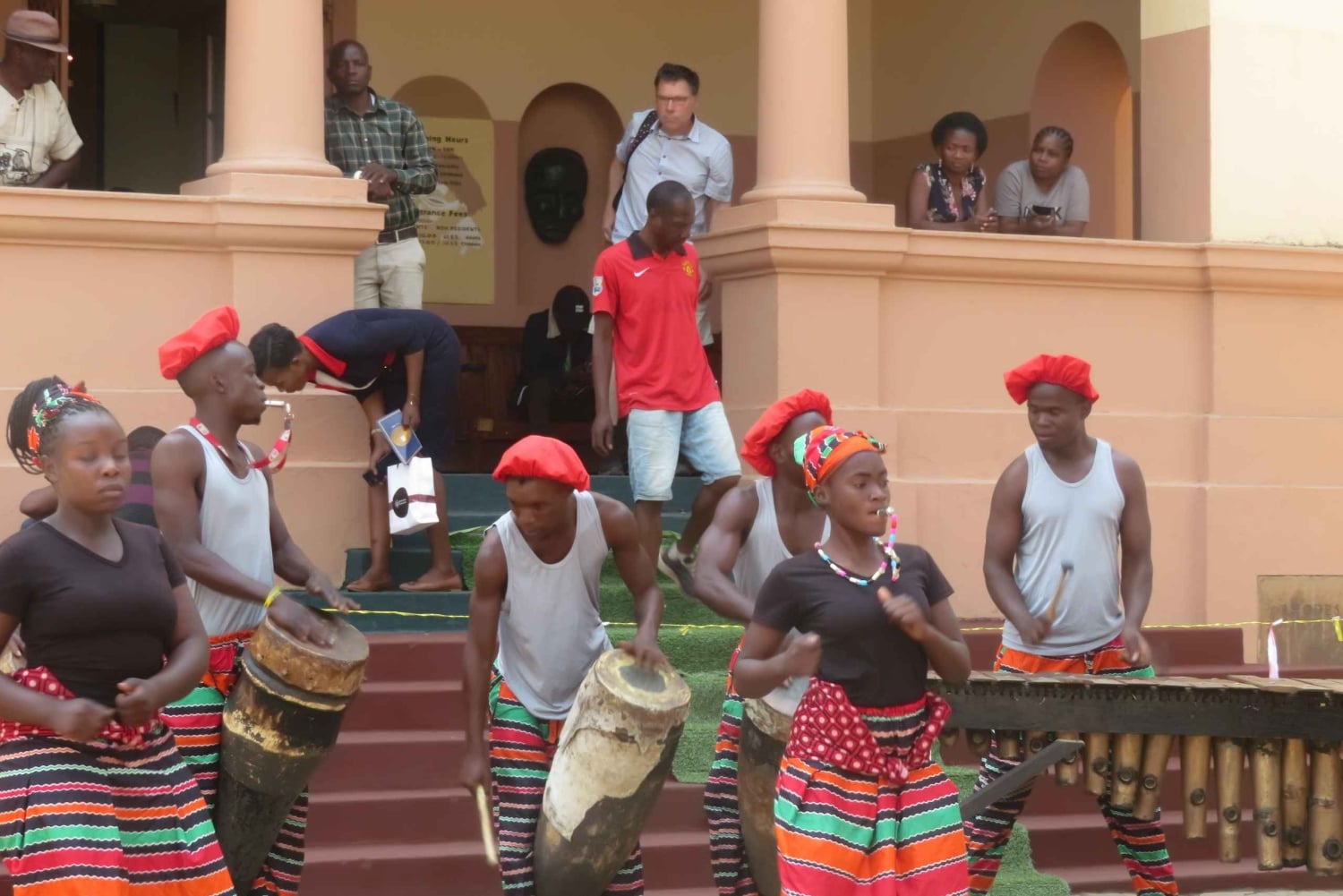 リヴィングストン：2泊のご宿泊とガイド付きツアー4回