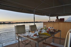 Victoriawatervallen: cruise bij zonsopgang op de Zambezi-rivier