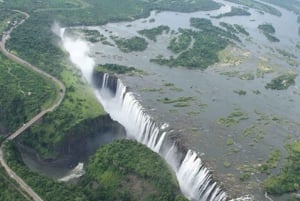 Un vol en hélicoptère au-dessus des magnifiques chutes Victoria