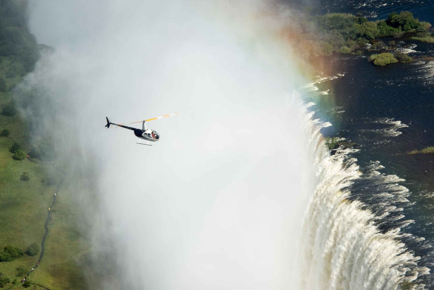 Um voo de helicóptero sobre as cataratas de Victoria