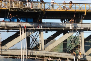 Salta de bungee jump da ponte das Cataratas Vitória