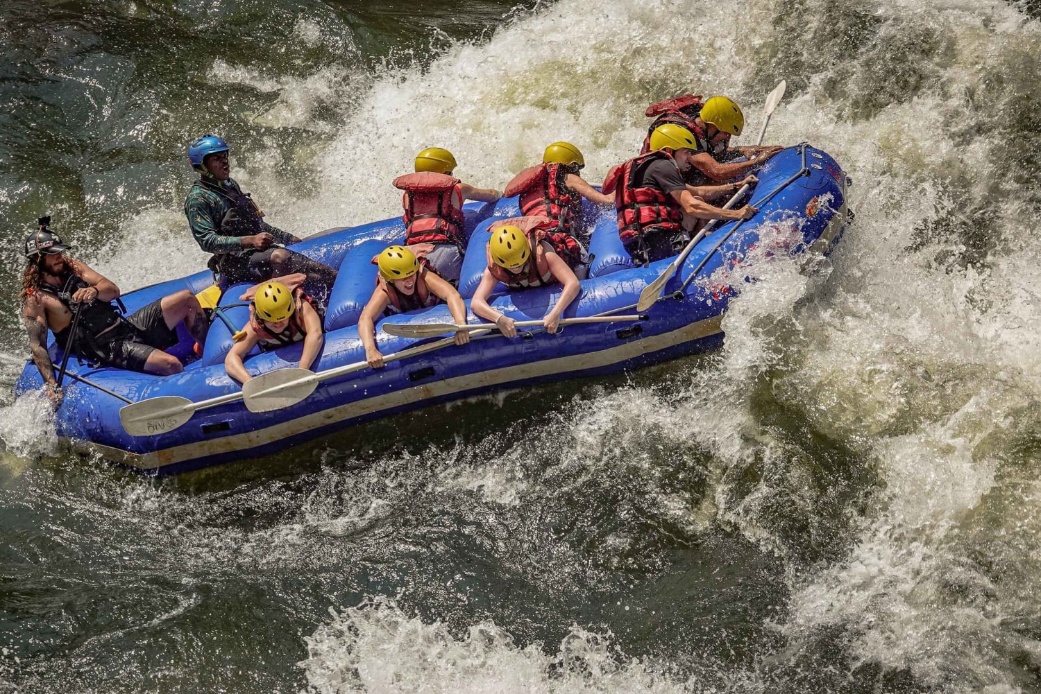 Tour de día completo en balsa por aguas bravas