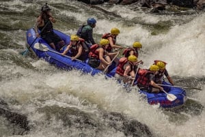 Tour de día completo en balsa por aguas bravas