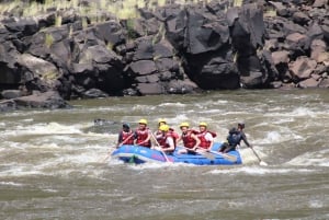 Tour de día completo en balsa por aguas bravas