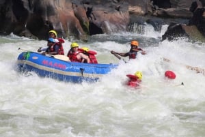 Tour de día completo en balsa por aguas bravas