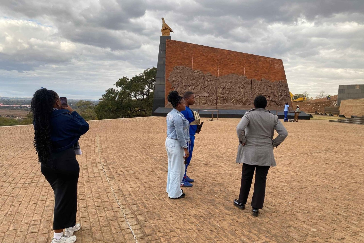 Harare: City Tour with Lunch and Wine at Balancing Rocks