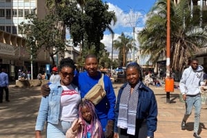 Harare: City Tour with Lunch and Wine at Balancing Rocks