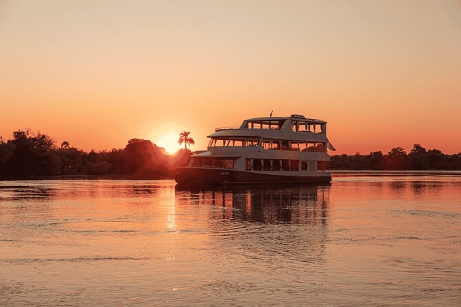 CROISIÈRE AU COUCHER DU SOLEIL.