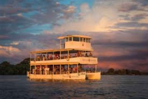 Bootsfahrt bei Sonnenuntergang