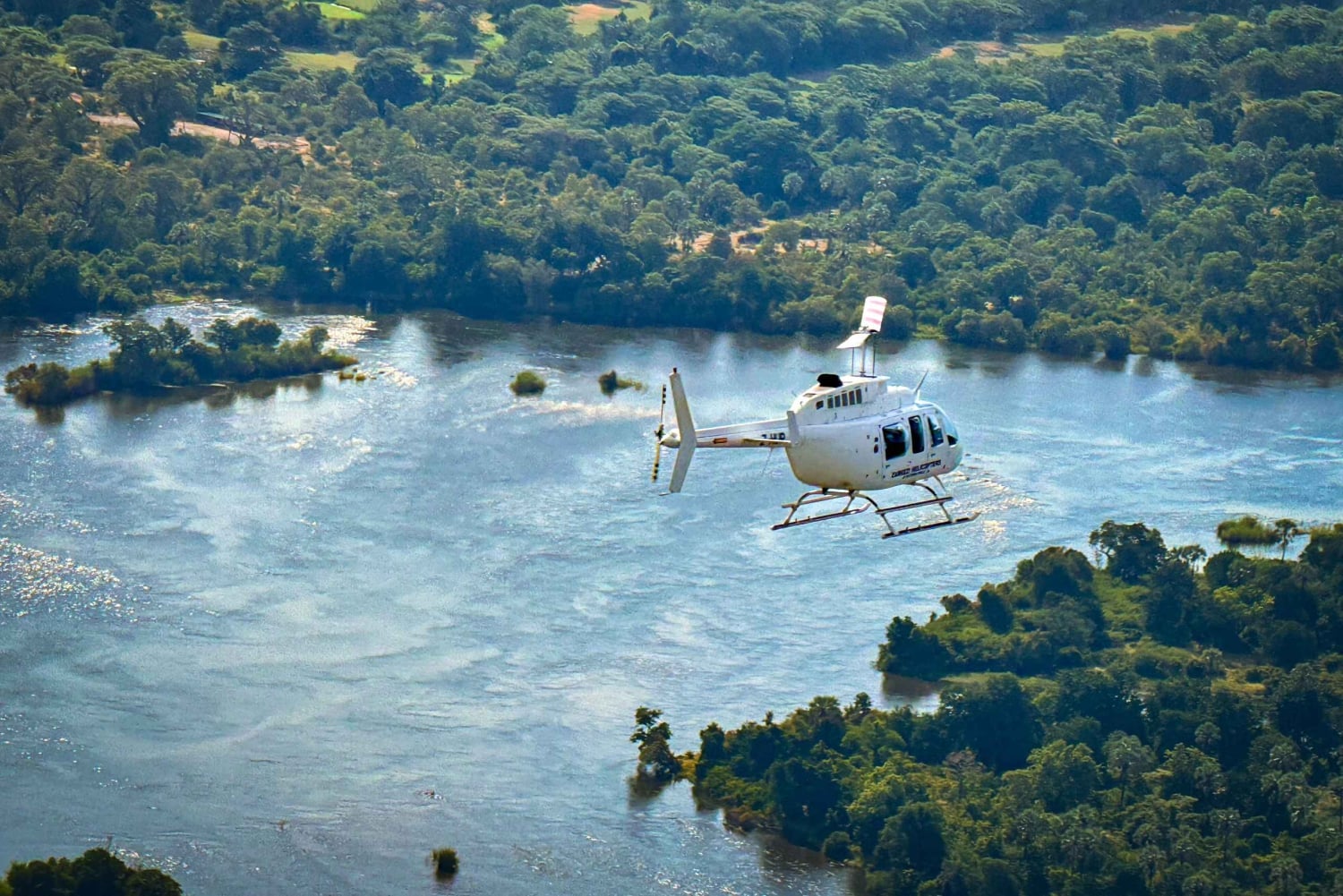 Victoria Falls : Vol en hélicoptère et dîner-croisière sur le Zambèze