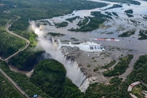 Victoria Falls : Vol en hélicoptère et dîner-croisière sur le Zambèze