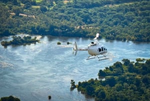 Victoria Falls : Vol en hélicoptère et dîner-croisière sur le Zambèze