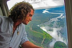 Victoria Falls : Vol en hélicoptère et dîner-croisière sur le Zambèze
