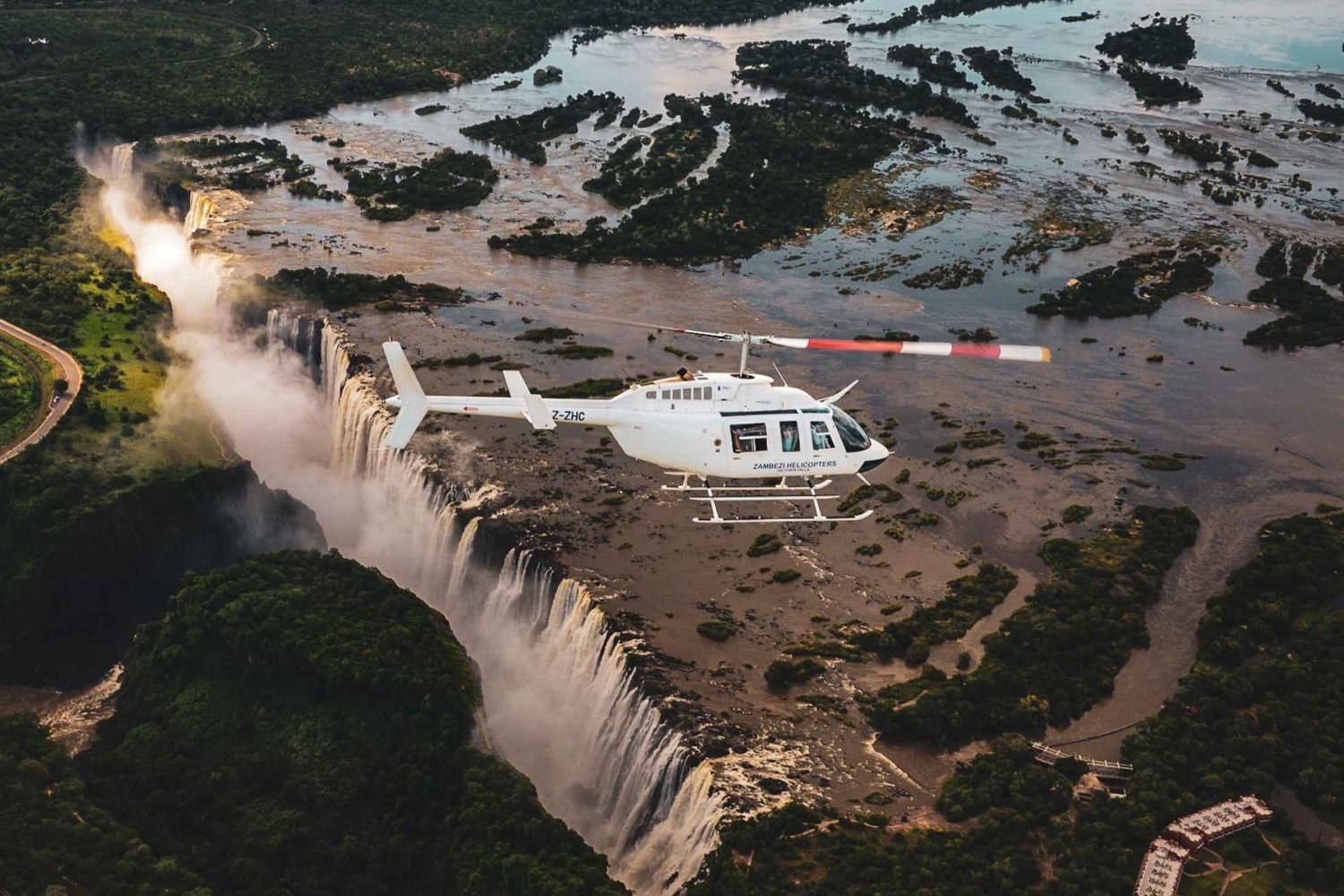 Puente demasiado lejos: vuelo en helicóptero, visita a las cataratas y paseo en barco al atardecer