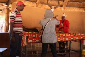 Victoria Falls: Monde Village Cultural Tour