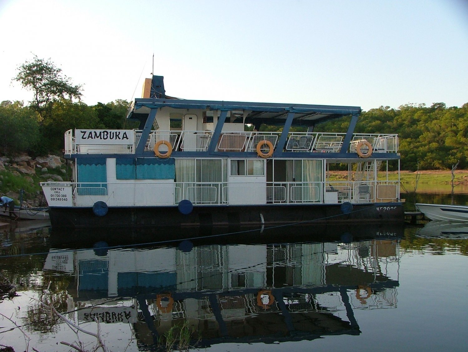 Zambuka Houseboat