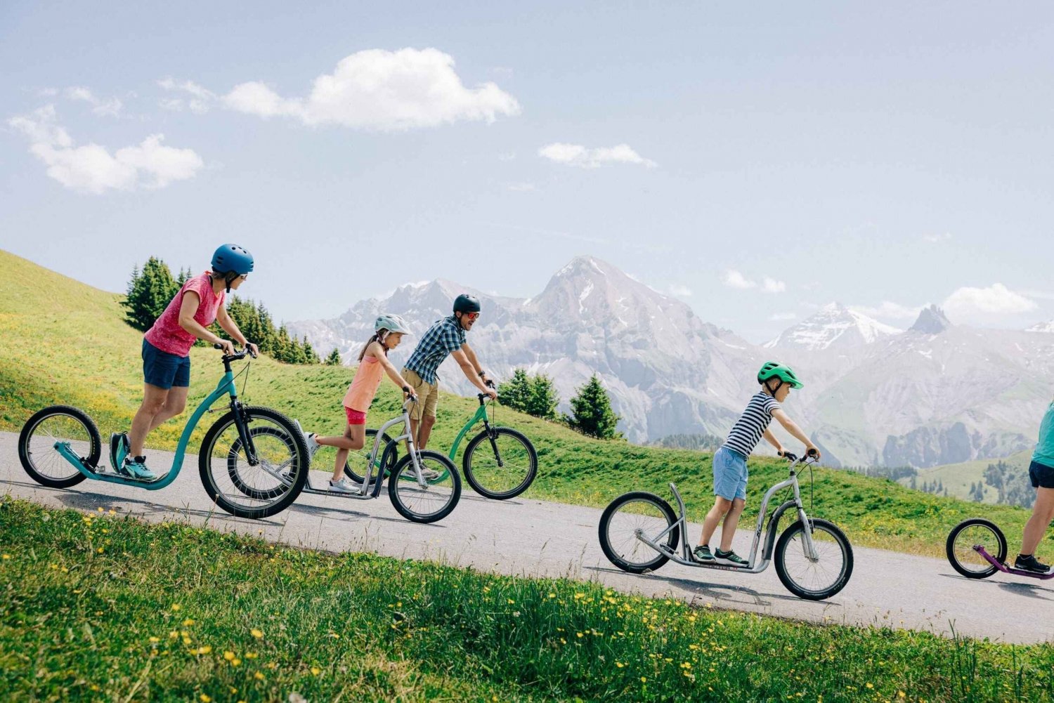 Diversión familiar alpina: Senderismo y bicicleta en Adelboden desde Zúrich