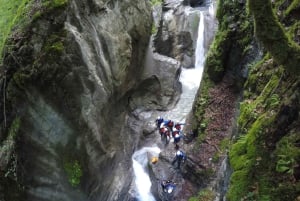 Ab Zürich: Canyoning in Interlaken mit Rücktransfer