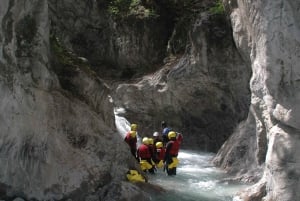 Ab Zürich: Canyoning in Interlaken mit Rücktransfer
