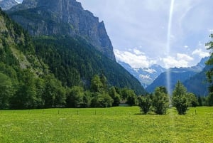 Interlaken: Highlights Tour med en lokal med privat bil