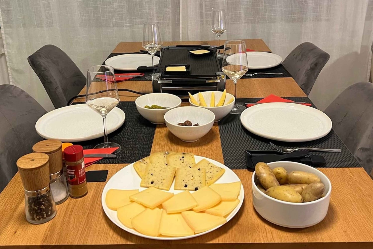 Raclette au cœur de la ville de Zurich : une soirée à la maison avec des locaux
