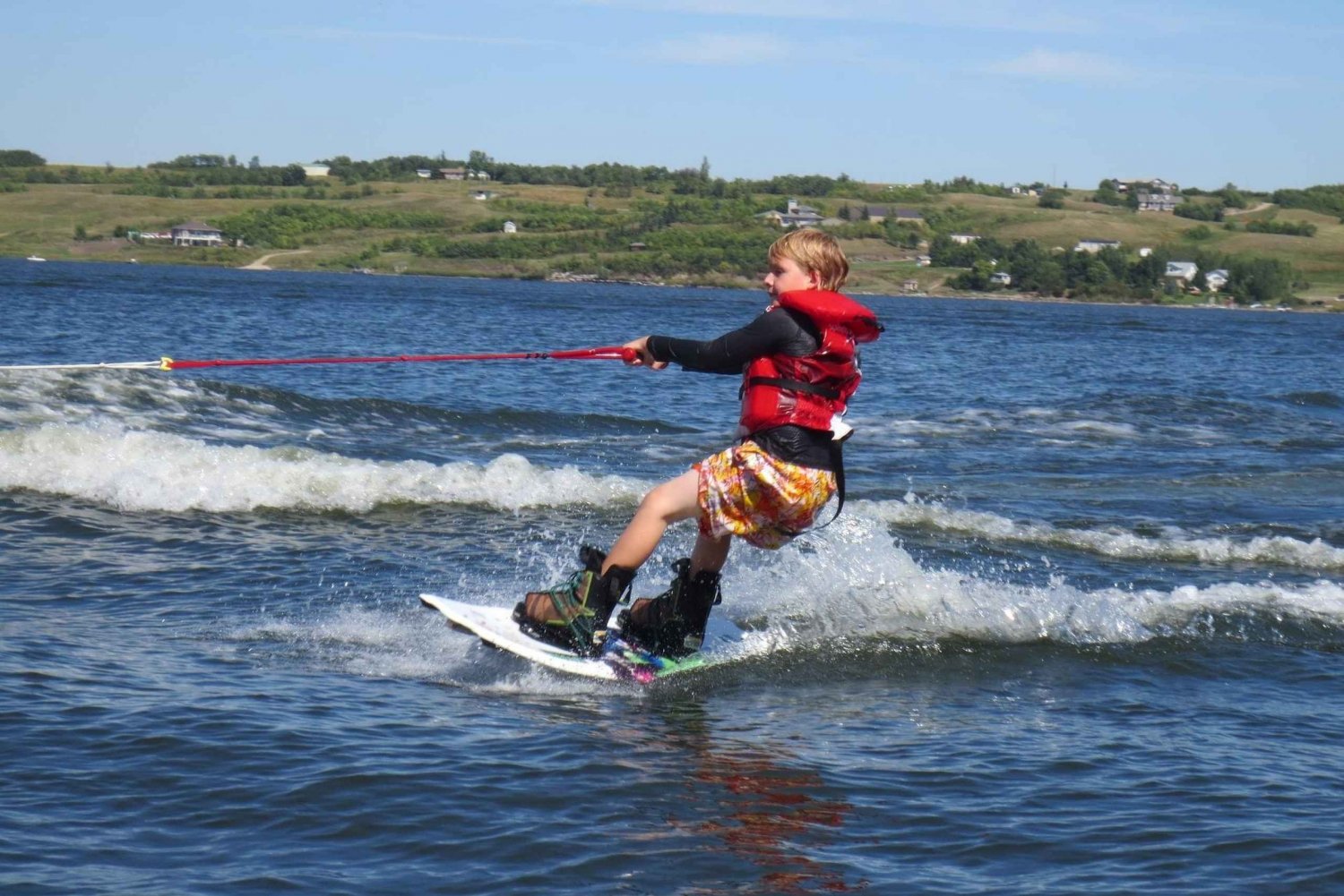 Barco de recreio com experiência em wakeboard/esqui, wakesurf e tubing