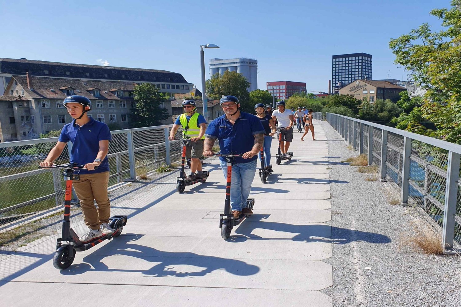 Zurich: 2-Hour City E-Scooter Tour