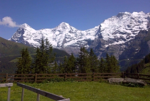 チューリッヒ発：ラウターブルンネンとミューレンのアルプス日帰りツアー（少人数グループ）をご案内します