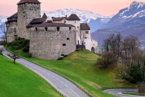 Zürich: Yksityinen päiväretki vesiputouksien laaksoon ja Interlakeniin.