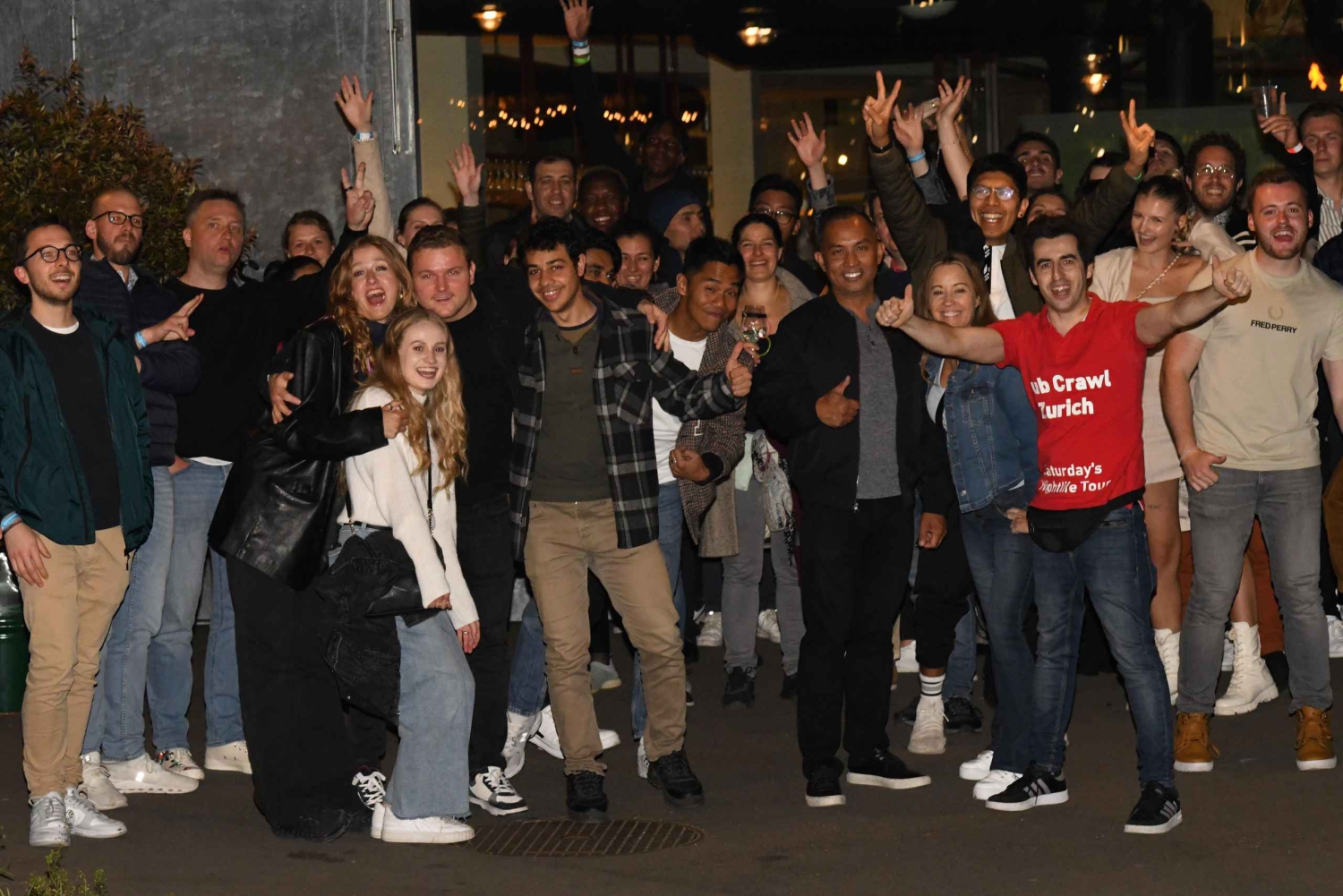 Zürich: Pub Crawl Nightlife Tour mit Shots und Snacks