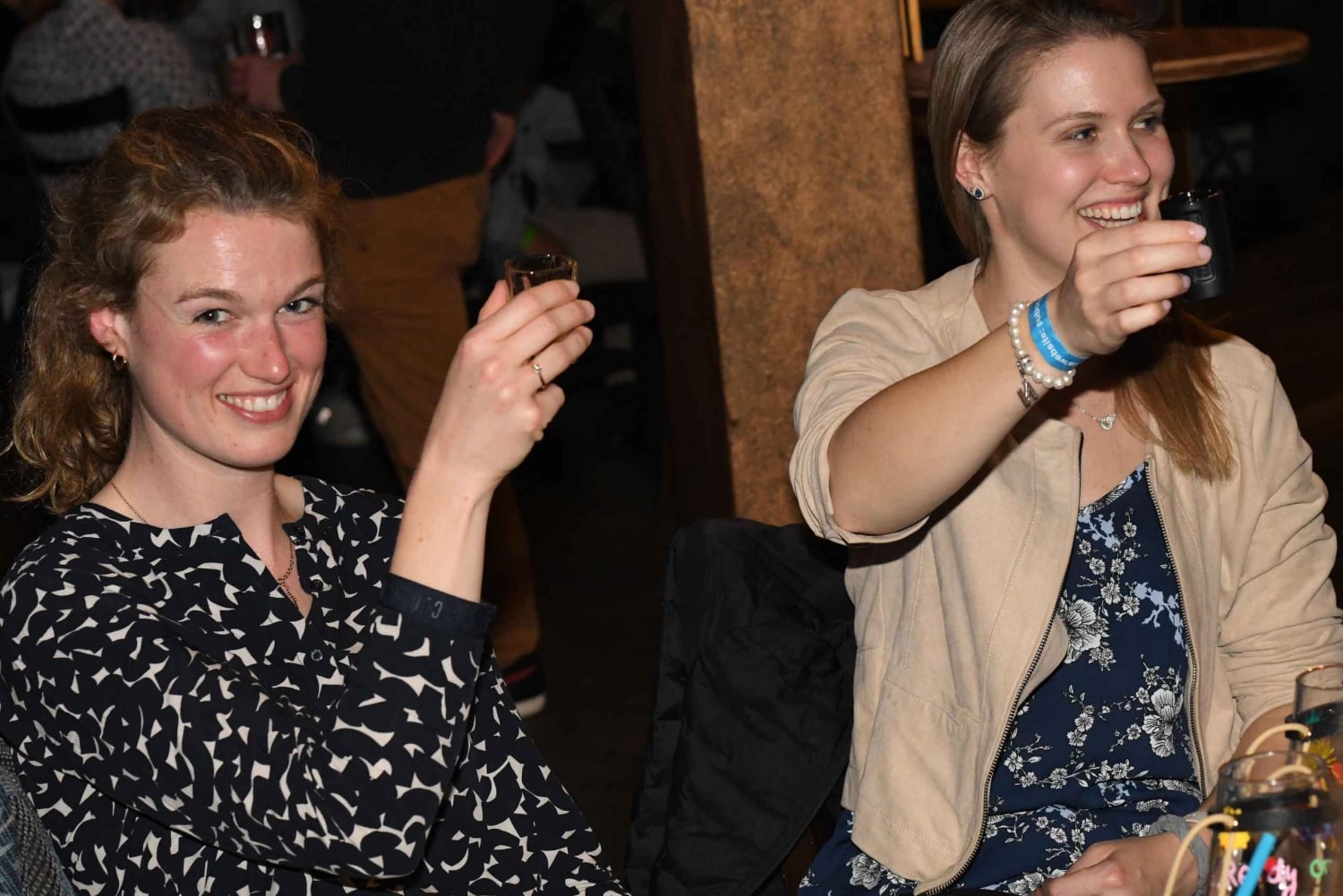 Zürich: Pub Crawl Nightlife Tour mit Shots und Snacks