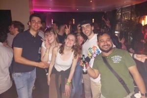 Zurich: Pub Crawl Nightlife Tour with Shots and Snacks