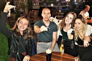 Zürich: Pub Crawl Nightlife Tour mit Shots und Snacks
