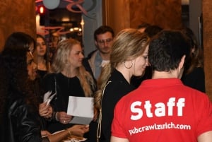 Zürich: Pub Crawl Nightlife Tour mit Shots und Snacks